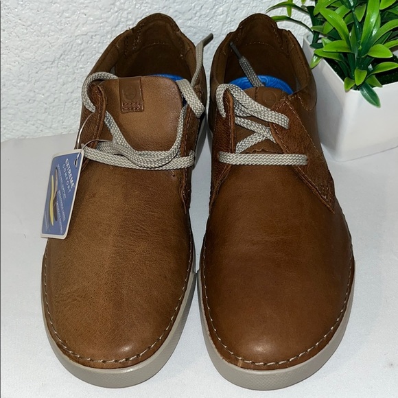Clarks Brown Boat Shoes with Leather Upper and Low-Profile Design - Picture 2 of 8